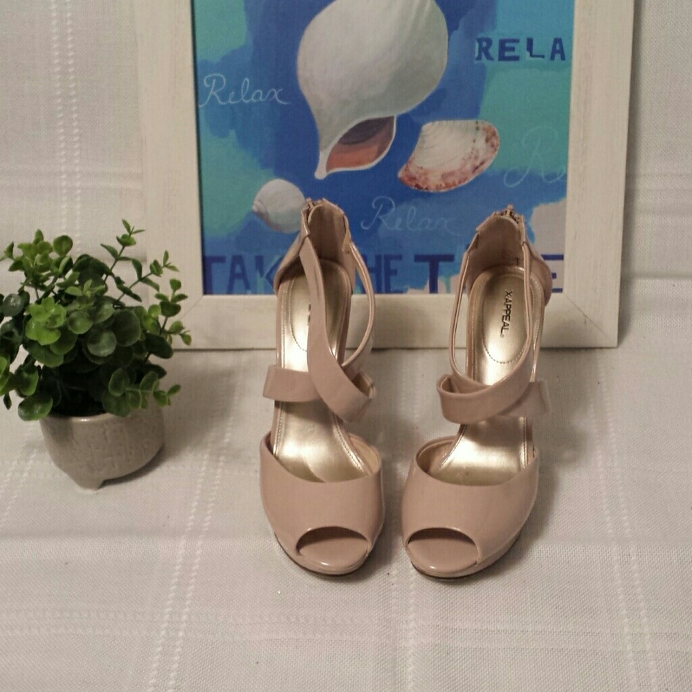 Xappeal Cream Zipper Back  4.5" Heels sz 7.5